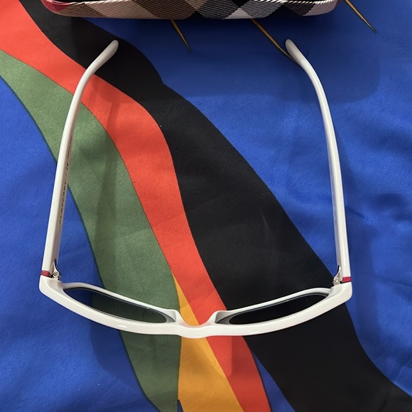 New without Tag Burberry Sunglasses - Picture 3 of 3